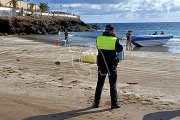 Una lancha neumática con varios jóvenes inmigrantes arriba a la playa de Ojos de Garza/TA.